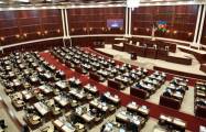 Aserbaidschanisches Parlament legt eine Schweigeminute für die Opfer des iranischen Hubschrauberabsturzes ein