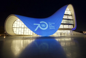 Gebäude von Heydar Aliyev Zentrum in Baku auch UN-blau beleuchtet