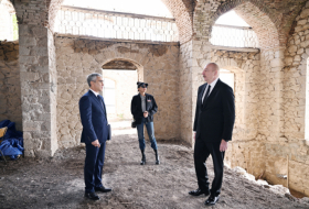  Präsident Ilham Aliyev inspiziert Restaurierungsarbeiten in der Tschol-Gala-Moschee