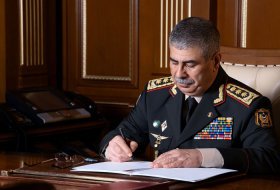   Aserbaidschanischer Verteidigungsminister spricht der iranischen Seite sein Beileid aus  