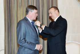 Ilham Aliyev übergab den Beamten der UN eine Medaille