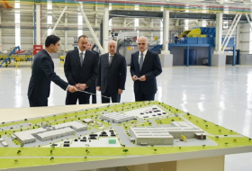 Ilham Aliyev eröffnete die Werken in Sumqayit.