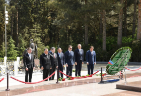   Georgische Abgeordnete würdigen das Grab des Großen Leaders Heydar Aliyev in der Allee der Märtyrer  