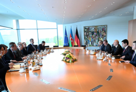   Präsident Aliyev führt ein erweitertes Treffen mit Olaf Scholz durch  