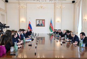   Präsident Aliyev hält erweitertes Treffen mit dem slowakischen Premierminister ab  