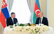   Im Namen des Präsidenten Aserbaidschans fand ein offizielles Abendessen zu Ehren des slowakischen Premierministers statta  