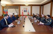   Aserbaidschanischer Verteidigungsminister trifft sich mit türkischer Delegation  