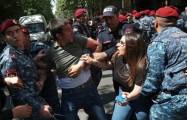   Armenische Polizei warnte die Demonstranten vor ihrer Bereitschaft, besondere Mittel einzusetzen  