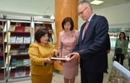   Aserbaidschanische Parlamentsdelegation besucht Nationalbibliothek von Belarus  