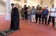   Ehemalige Binnenflüchtlinge nehmen am Eid al-Adha-Gebet in der Moschee in Schuscha teil  