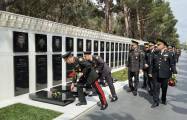   Führung des aserbaidschanischen Verteidigungsministeriums würdigt Heydar Aliyev und Märtyrer  