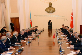 Aserbaidschanischer Premierminister trifft sich mit seinem türkischen Amtskollegen
