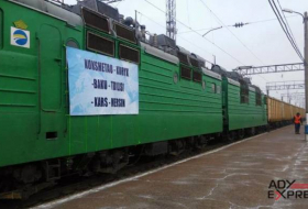 Erster Güterzug, der auf Strecke Baku-Tbilisi-Kars verkehren wird, abgefertigt