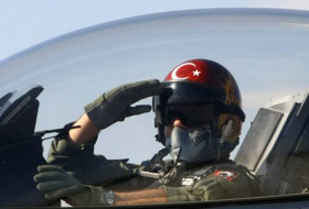 Türkisches Kampfflugzeug stürzt in Provinz Izmir ab – zwei Piloten tot