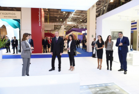 Präsident Ilham Aliyev besucht Fachmesse “Bakutel-2018”
