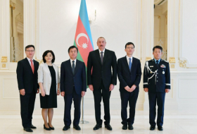 Präsident Ilham Aliyev empfängt koreanischen Botschafter zur Entgegennahme seines Beglaubigungsschreibens