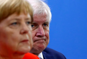 Seehofer verteidigt Mitte-Kurs von Merkel