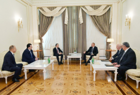 Präsident Ilham Aliyev empfängt Delegation um FIDE-Präsident