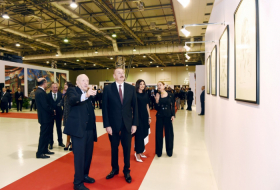 Präsident Aliyev besucht Ausstellung gewidmet 90-jährigem Jubiläum von Volkskünstler Tahir Salahov