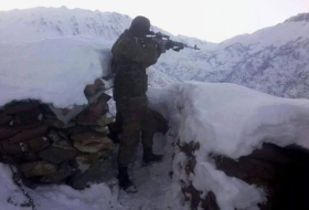   Armenische Einheiten beschießen aserbaidschanische Positionen mit großkalibrigen Maschinengewehren  