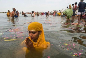 Rituelles Massenbad im Fluss eröffnet Hindu-Fest «Kumbh Mela»
