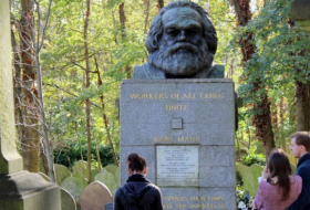 Unbekannte beschädigen Grab von Karl Marx