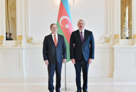 Ilham Aliyev empfängt neuen US-Botschafter zur Entgegennahme des Beglaubigungsschreibens 