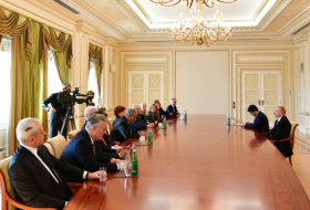   Staatspräsident Ilham Aliyev empfängt eine Gruppe von Vorstandsmitgliedern des Internationalen Nizami Ganjavi Zentrums  