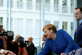   Merkel ruft zu weitgehendem Verzicht auf Sozialkontakte auf  