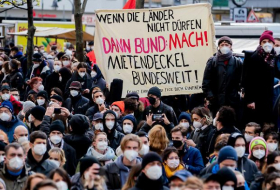 Zehntausend Berliner demonstrieren