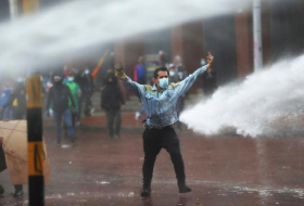 Demonstrierende greifen Kongress in Bogotá an