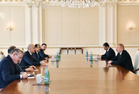  Präsident Ilham Aliyev empfängt den türkischen Minister für Verkehr und Infrastruktur 