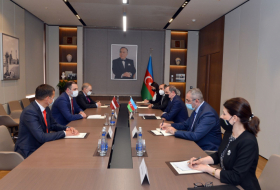  Aserbaidschanischer Außenminister empfängt die Parlamentsdelegation Lettlands 