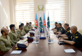   Aserbaidschanische und pakistanische Soldaten diskutieren Fragen der Einsatzplanung in Baku  