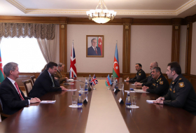   Aserbaidschan und Großbritannien erörtern Zusammenarbeit im Verteidigungsbereich  