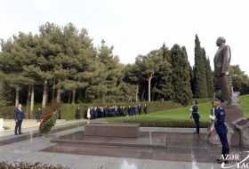   Kirgisischer Präsident zollt den aserbaidschanischen Märtyrern und dem Nationalleader Heydar Aliyev Respekt  