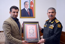   Aserbaidschanischer Verteidigungsminister trifft sich mit Seldschuk Bayraktar  