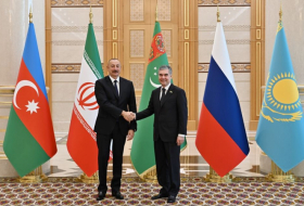   Präsident Ilham Aliyev trifft sich mit Gurbanguly Berdimuhamedow  