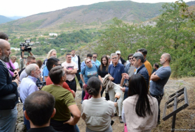  Ausländische Reisende haben einen Ausflug zur Asych-Höhle in Chodschavend 