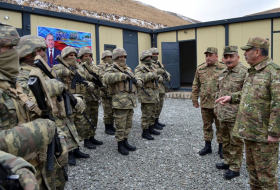   Aserbaidschans Verteidigungsminister besucht Militäreinheiten an der Grenze zu Armenien  