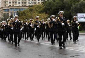   Siegesmarsch in Baku   - FOTOS    