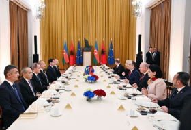   Präsidenten von Aserbaidschan und Albanien halten während des offiziellen Mittagessens ein erweitertes Treffen ab  