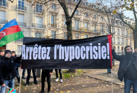   Mitglieder der aserbaidschanischen Diaspora protestieren gegen anti-aserbaidschanische Resolution  in Paris  