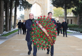   Mitglieder der öffentlichen Vereinigung der Veteranen der Sonderdienste besuchen das Grab von Heydar Aliyev  