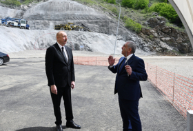   Präsident Aliyev inspiziert den Fortschritt des Wiederaufbaus der Chankendi-Schuscha-Latschin-Autobahn  