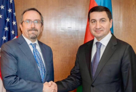   Hikmet Hajiyev ist zu Besuch in den Vereinigten Staaten und traf sich mit dem stellvertretenden Staatssekretär  