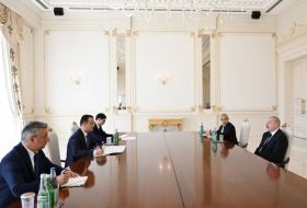   Präsident Ilham Aliyev empfängt usbekischen Minister für Investitionen, Industrie und Handel  