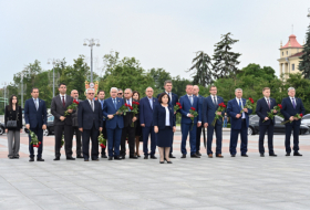   Sprecherin des aserbaidschanischen Parlaments besucht Siegesdenkmal in Minsk  