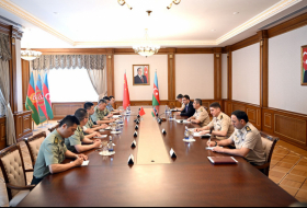  Aserbaidschanischer Verteidigungsminister trifft sich mit chinesischer Militärdelegation  