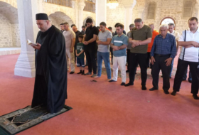   Ehemalige Binnenflüchtlinge nehmen am Eid al-Adha-Gebet in der Moschee in Schuscha teil  